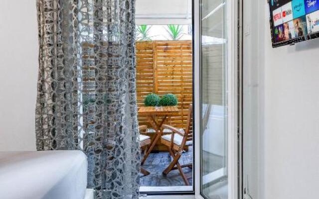 Lux studio 11 with yard in the heart of Athens