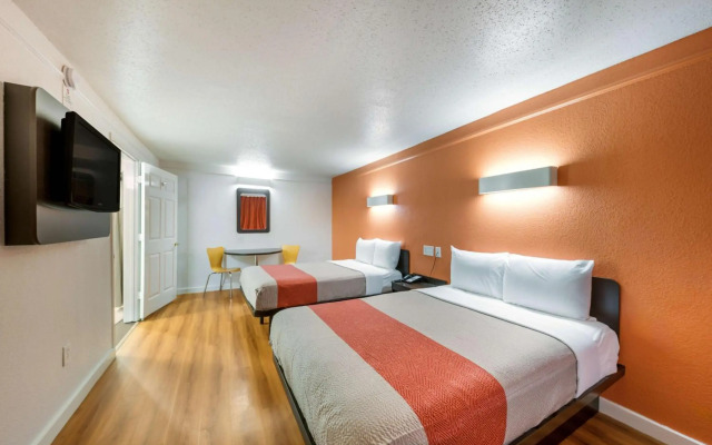 Motel 6 Dallas, TX - Farmers Branch