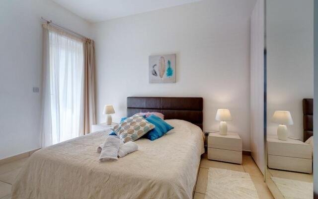 Seaview 3BR Apart inc Pool, Fort Cambridge Sliema