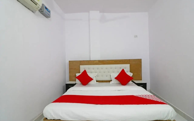 Red Carmine by OYO Rooms