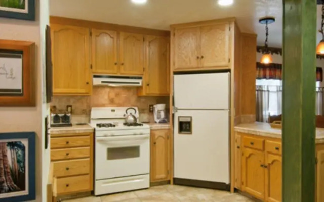 RedAwning Cabin #14B Friends Lodge