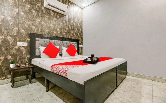 OYO Flagship 70340 Hotel Colour