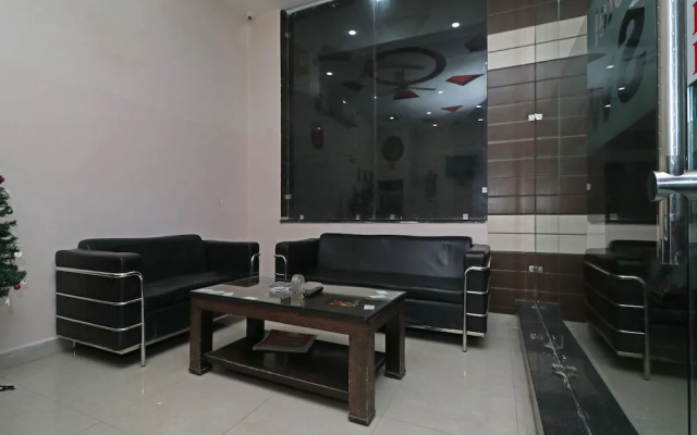 OYO 11633 Hotel Sweet Palace