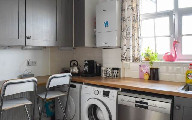 Charming 2 Bedroom Battersea Flat