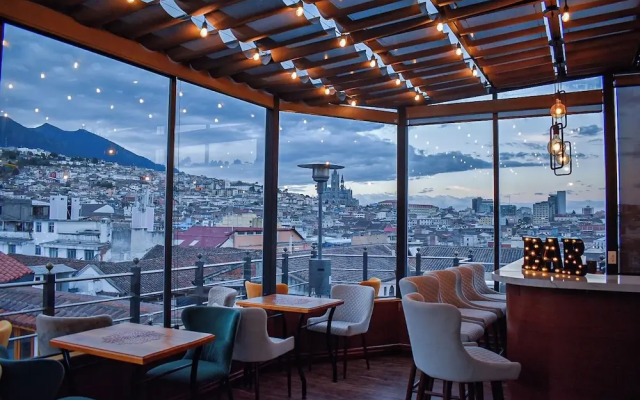 Hotel & Rooftop King Experience by David