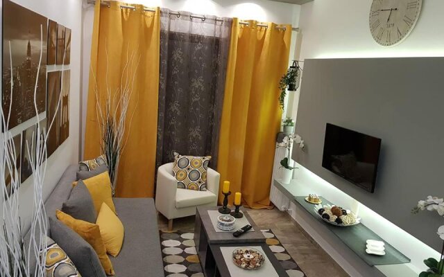 'Golden Aurora' Apartment With Elegant Style