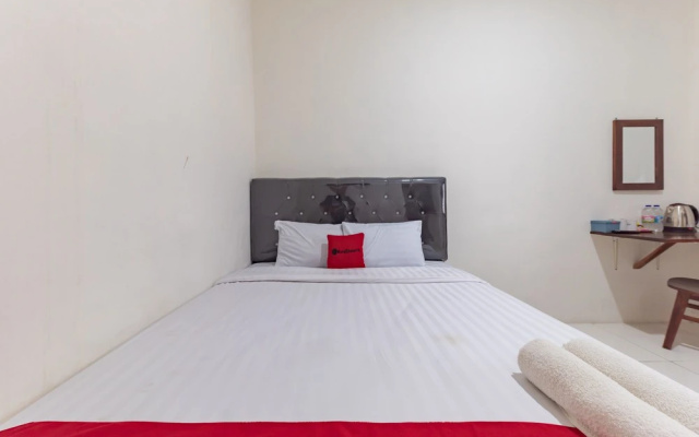 RedDoorz at Anjasmoro Guest House near Bandara Ahmad Yani Semarang – Guest Rooms – Semarang