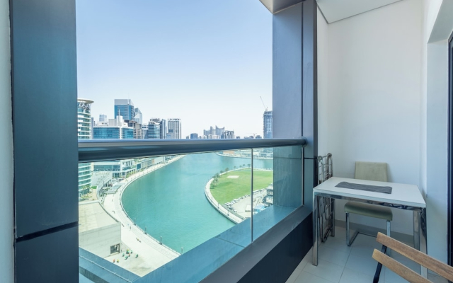 SuperHost - Chic Studio on the 16th Floor in Business Bay