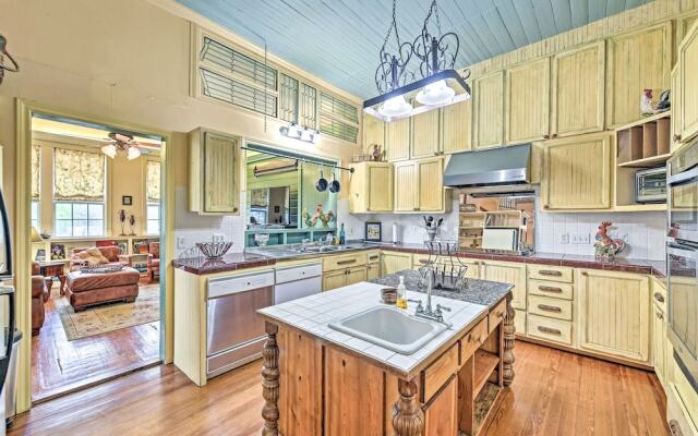 The Lilly House: Historic Glen Rose Home w/ Porch!