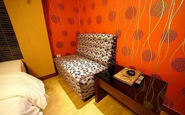 Two Be In Tourist Hotel