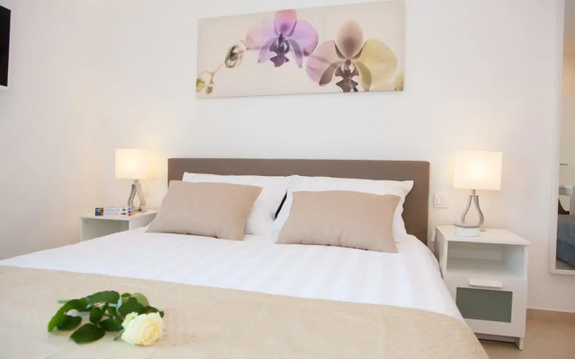 Split Summer Lounge Apartments
