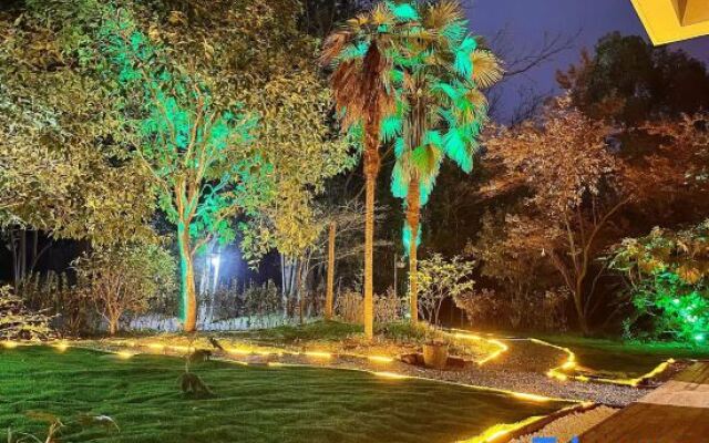 Weary people go back home