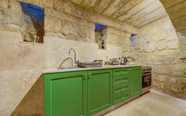 Room-ta Karmenu - An 800 Year old Modern