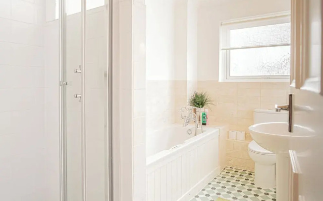 Central 2BD with Garden and Free Parking