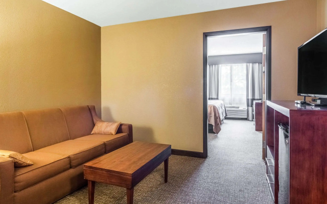 Quality Inn & Suites Salem near I-57