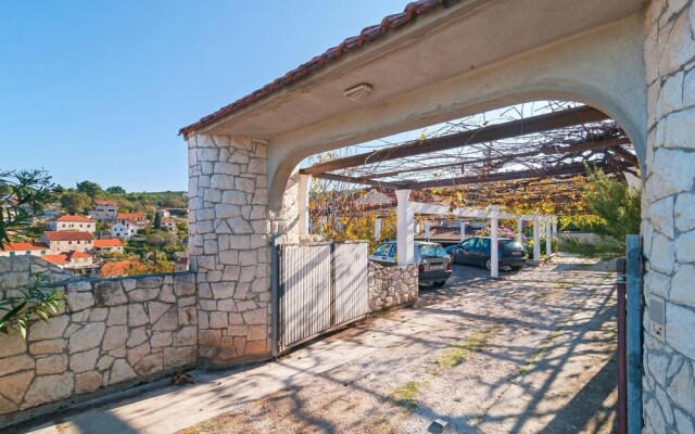 Nice Apartment in Splitska With 1 Bedrooms and Wifi