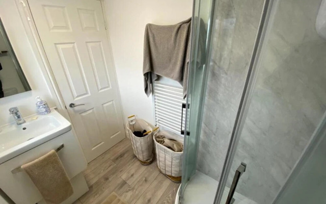 Private Apartment - Free Wifi, Parking, No Deposit