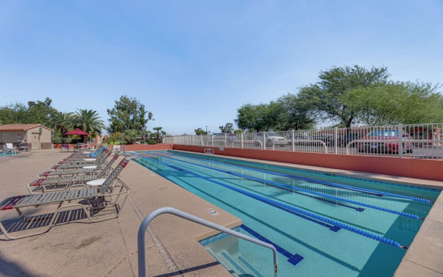 Sun Lakes Home: Fire Pit, Patio, Grill!