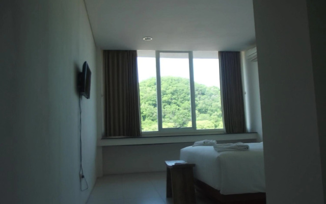 L Bajo Hotel