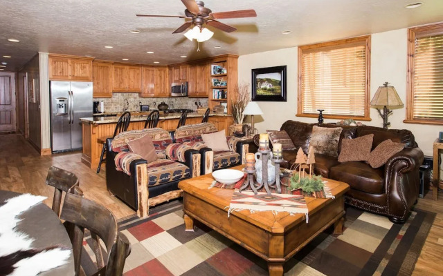 Three Kings Condo Near the Lifts by RedAwning