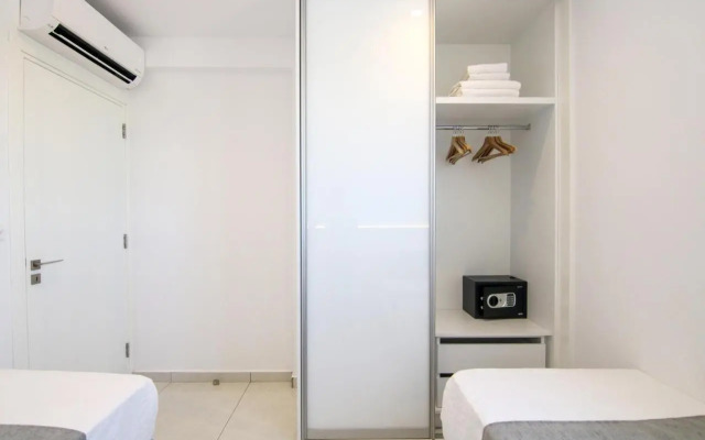 Phaedrus Living - Seaside Executive Flat Harbour 203