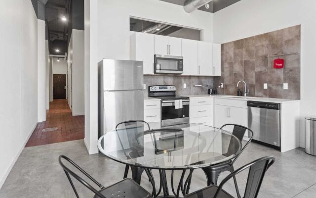 FRONTDESK Historic KCY Flats with Rooftop Deck