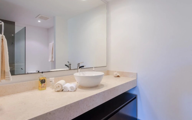 LUXURY! 4 POOLS - 2-bdr condo - GYM (V233)