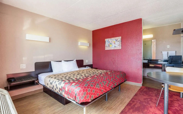 Econo Lodge Inn & Suites