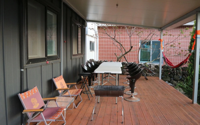 Blue Island Guesthouse - Hostel