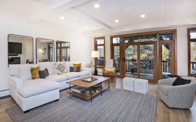 Snowlcoud 203 3 Bedroom Condo by Redawning