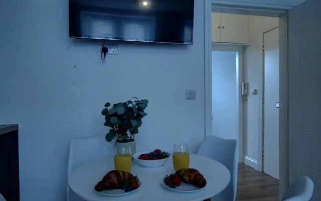 Dundee - 1 Bed - Sleeps 4 - Free Parking