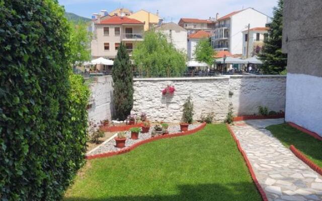 Center Apartment along the Sakoulevas River