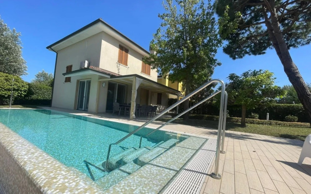 Delightful Villa With Garden and Pool in Albarella