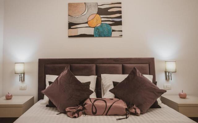 A2 - Luxury apt w Terrace, Gym, Jacuzzi & Sauna