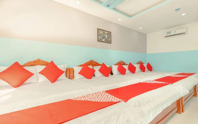 Hoang Truong Hotel by OYO Rooms