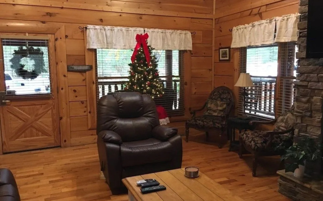 Mayberry 3 Br cabin by RedAwning