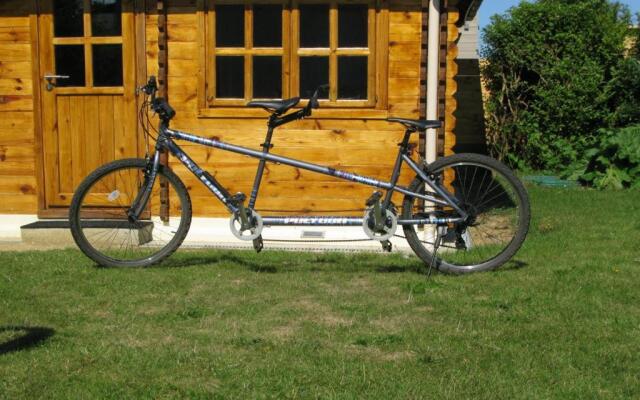 bord de mer, chalet en bois avec tandem