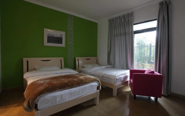 Lashi lakeside hotel