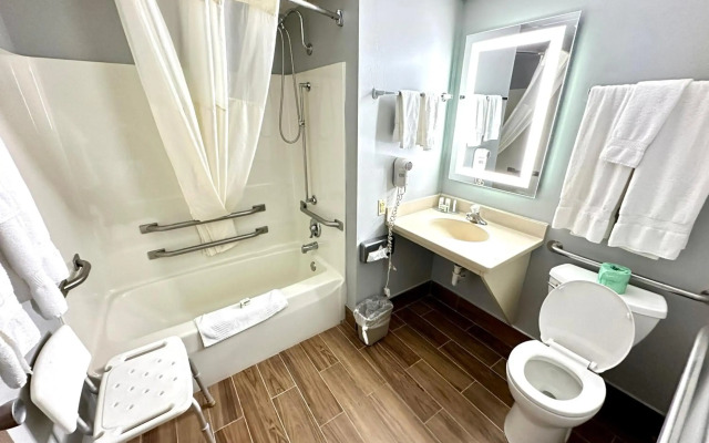 AmericInn & Suites By Wyndham Baraboo Event Center