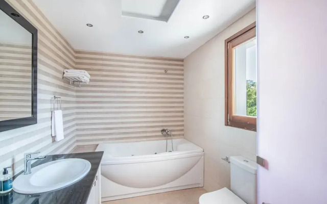 Inviting Villa in Anavissos With Communal Pool