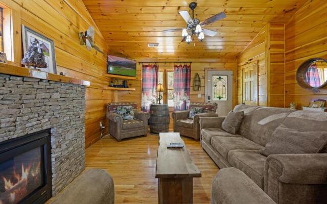 A Wolf's Den Gatlinburg