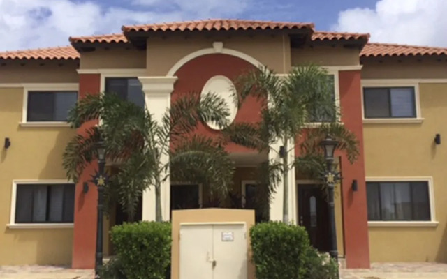 Gold Coast Luxurious and Stylish Condo