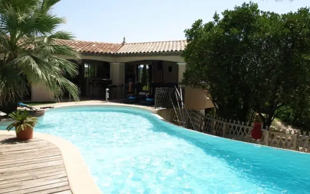 Piscine à débordement sur la Cote d'Azur