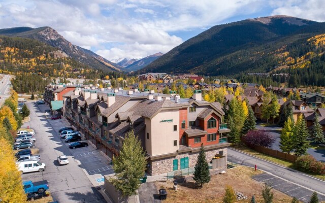 5087 Gateway Home by RedAwning