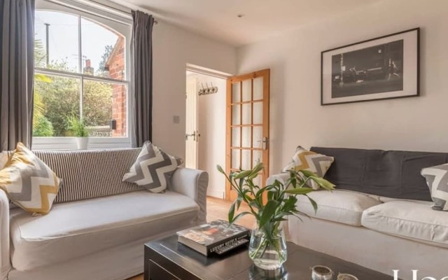 Stunning Character House In The Centre of Henley