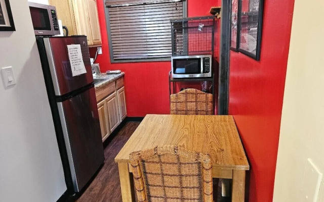 Holiday Haus Motel