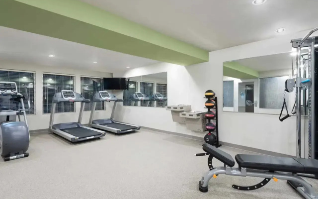 Woodspring Suites Lancaster North