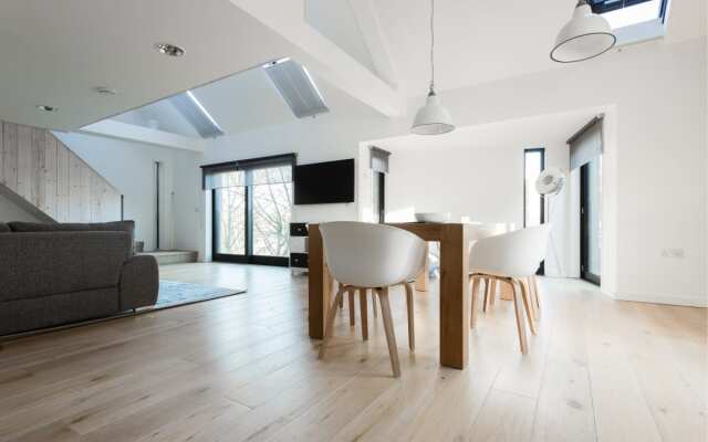 The Cliffside Loft - Distinctly Modern 3BDR Riverside Home