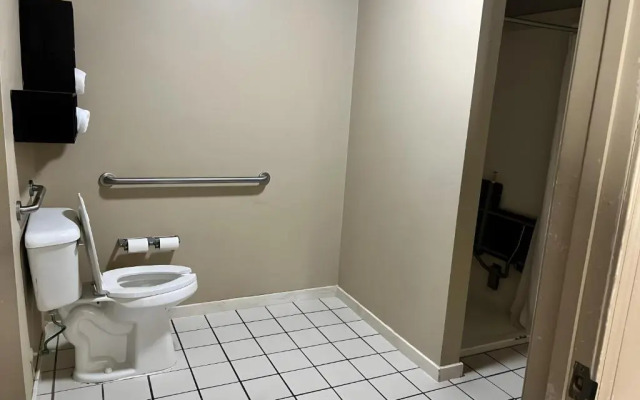 Days Inn & Suites Pine Bluff