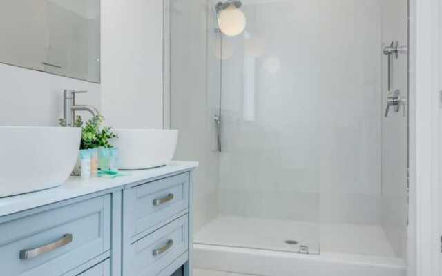 Luxe Lakefront Mansion Waterfront, Pompano Beach